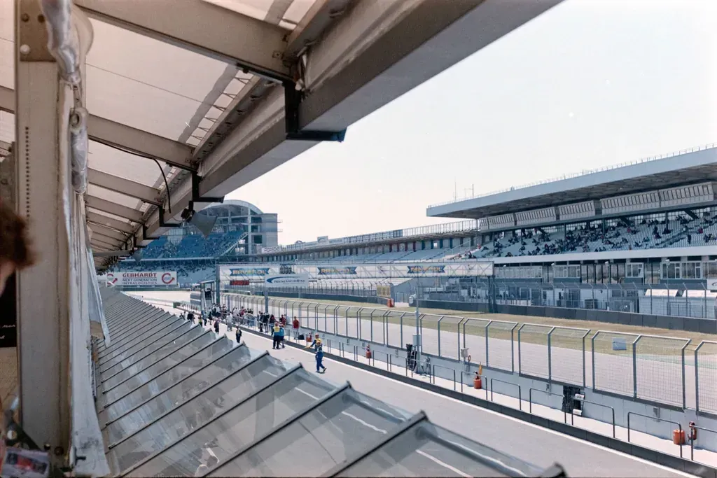 Blick von der Haupttribüne über die Boxengasse und Start-Ziel-Gerade des Hockenheimrings