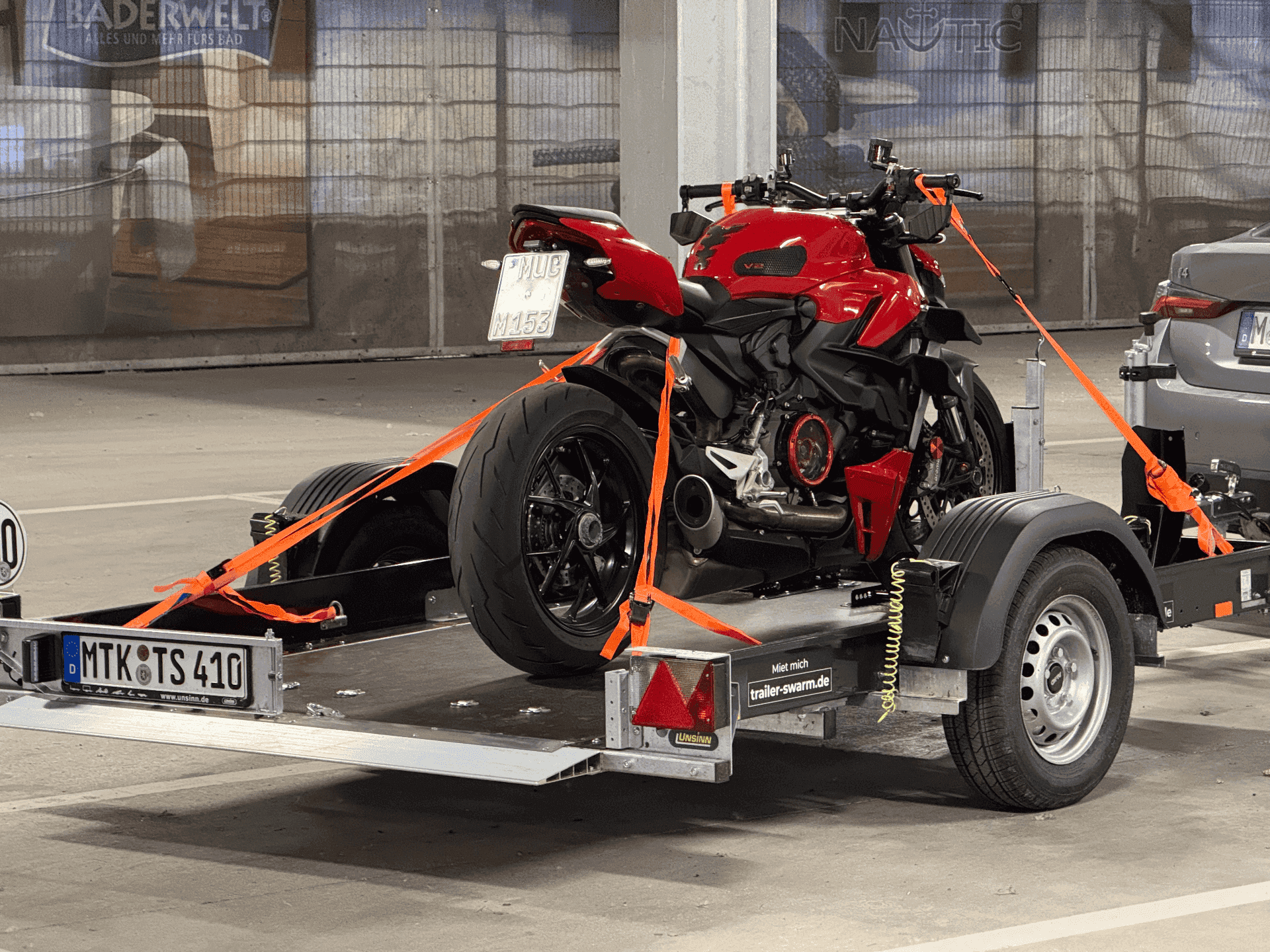 Rückansicht: Motorrad verzurrt auf dem Motorradanhänger – München-Freimann