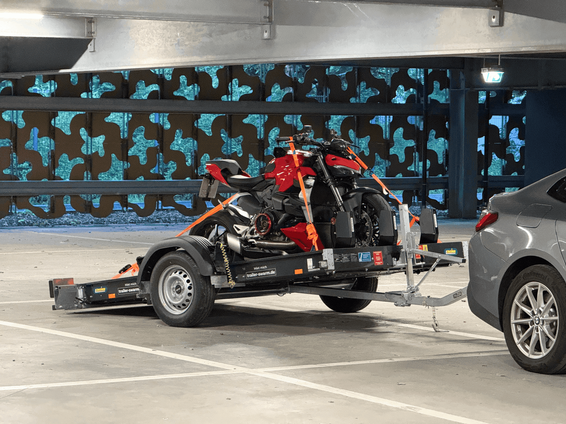 Anhänger am Zugfahrzeug, Rampe/Absenkung – München-Freimann