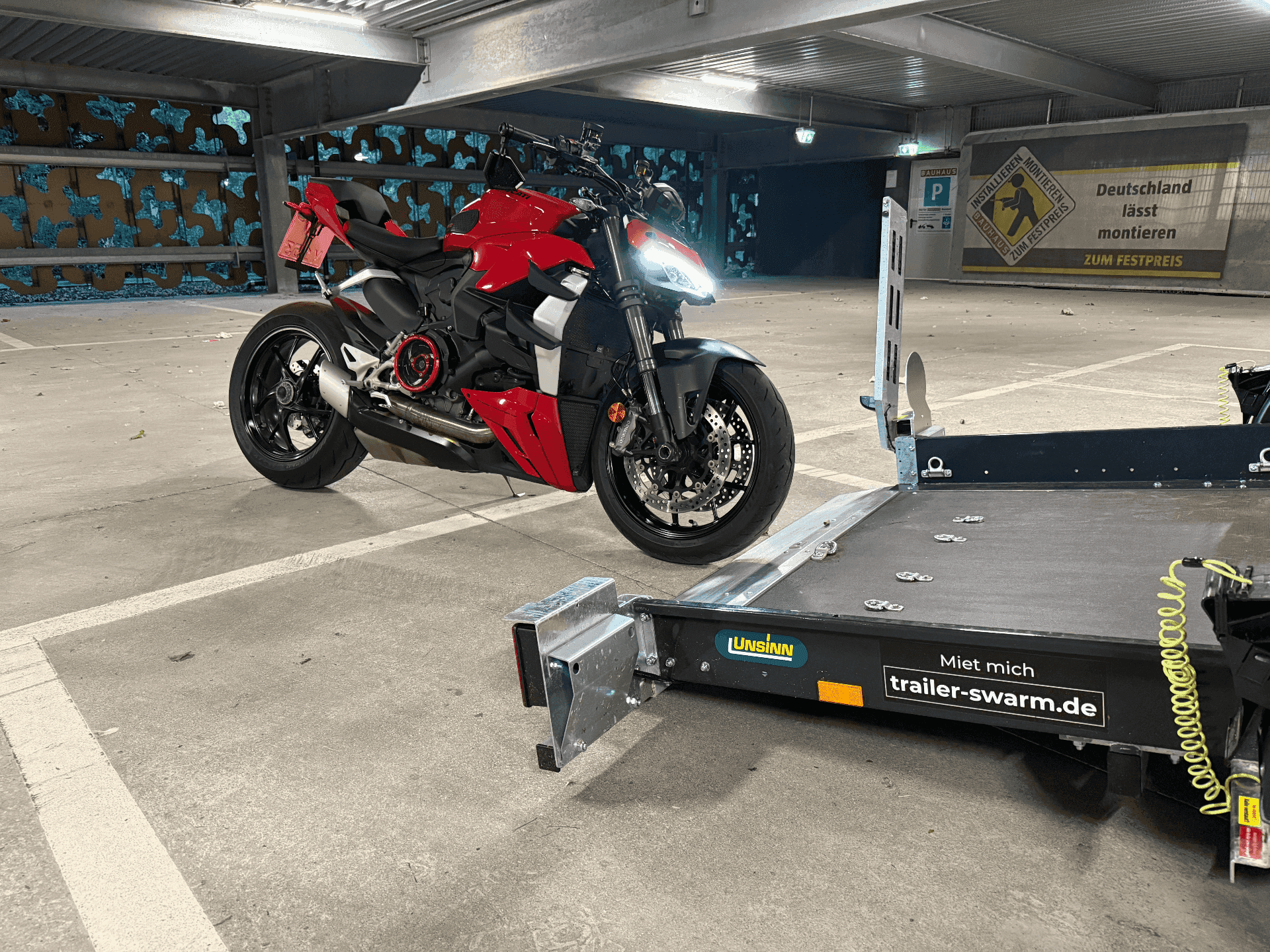Motorradanhänger neben Motorrad – Standort München-Freimann | Trailer Swarm