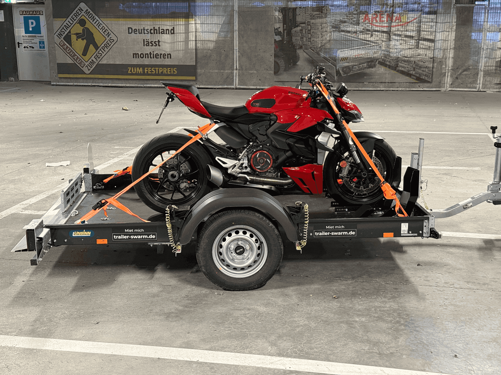 Beladener Motorradanhänger mit Zurrgurten – Standort