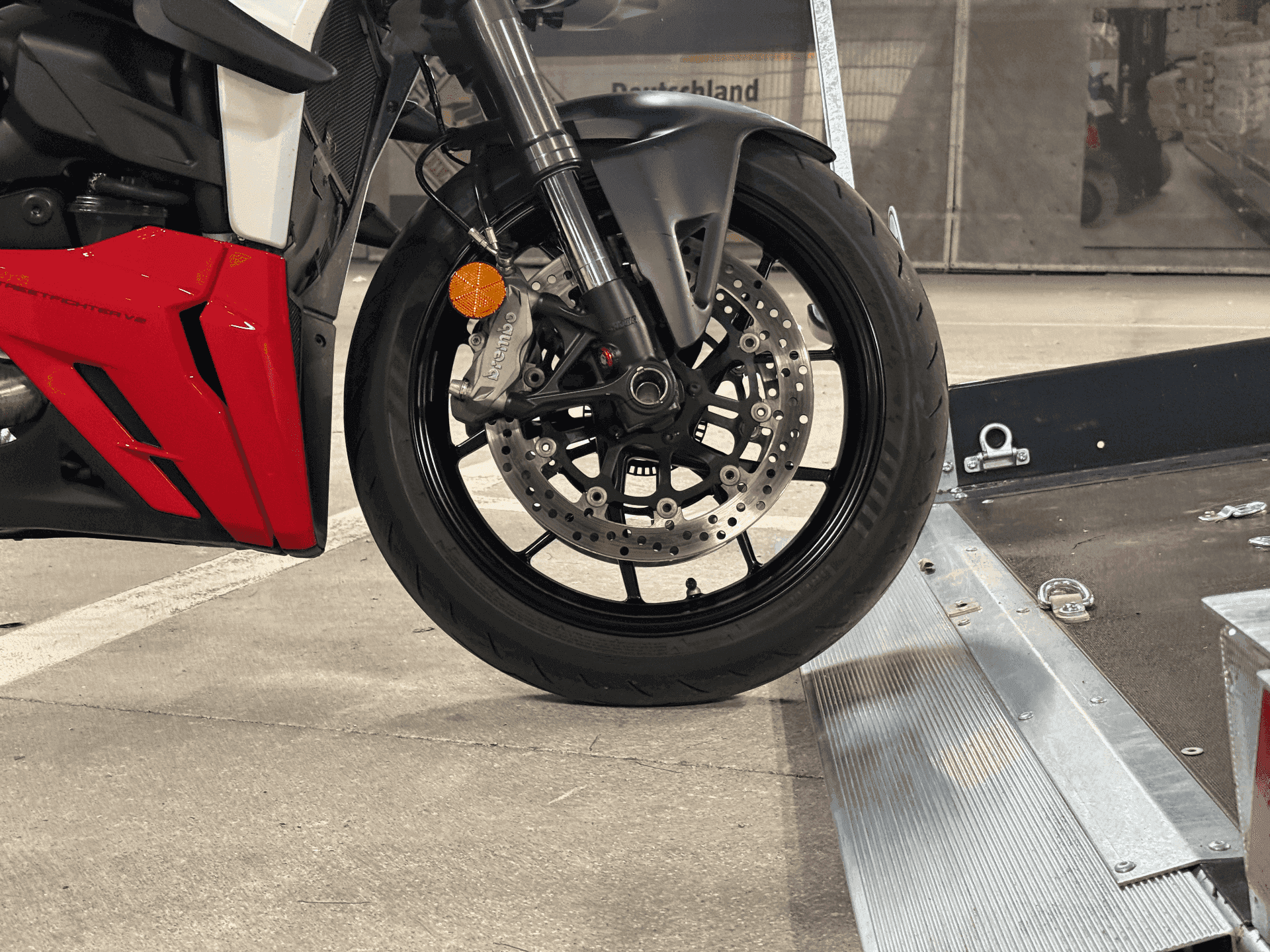 Vorderrad in Wippe/auf Rampe – sicheres Solo-Verladen am Standort Standort